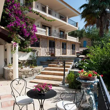 Villa Le Suites Sul Golfo Di Taormina,con Piscina Infinity A Strapiombo Sul Mare